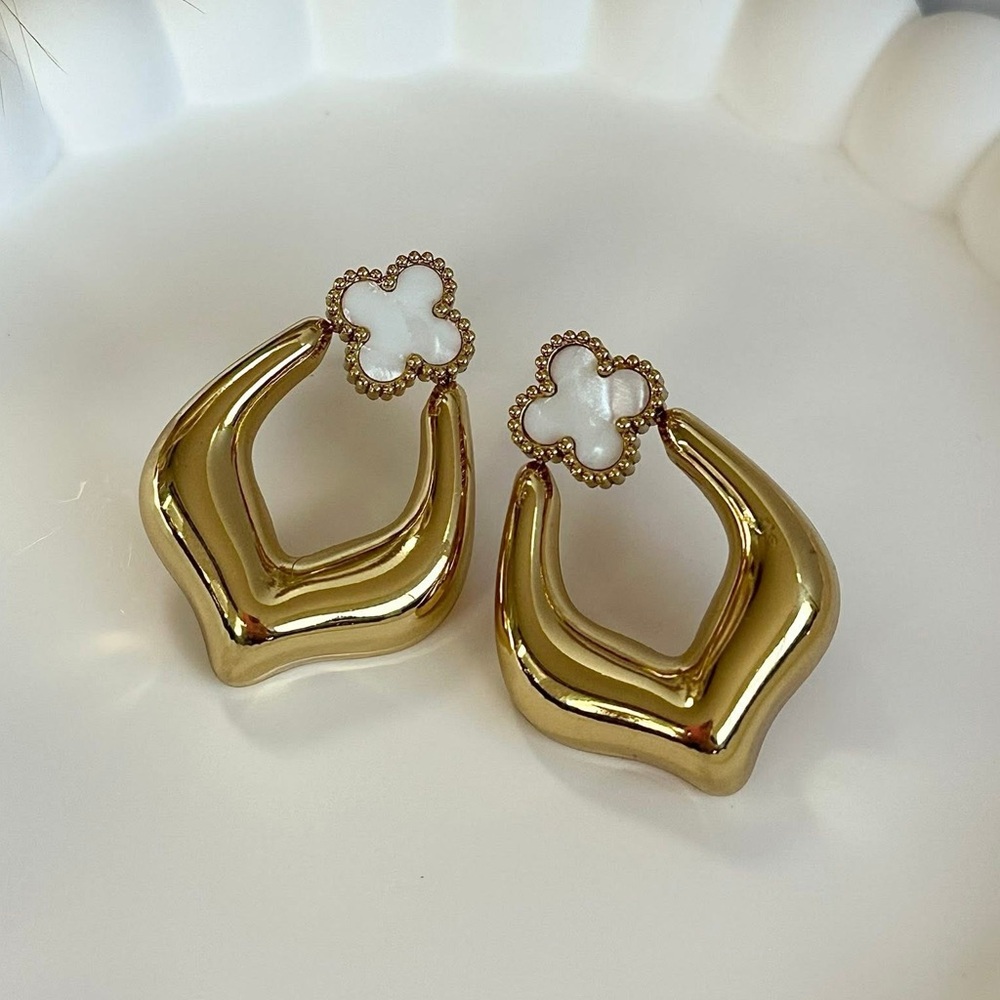 ◾️18k Gold Plated White Natural Flower Stud